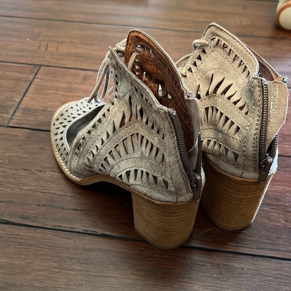 Jeffrey Campbell Cut Out Sandals Cordillo Laser Cut Out Sandals - Picture 4 of 4